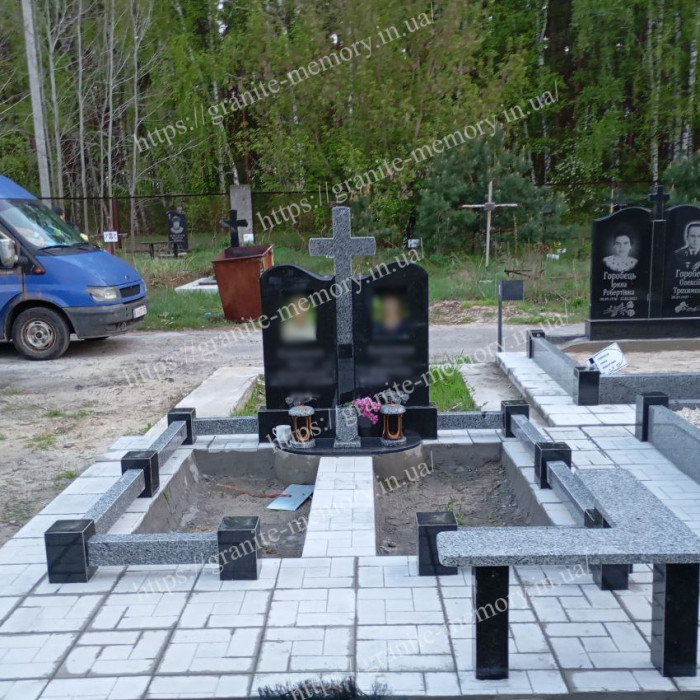 Подвійний комплекс в оздобленні із бруківкою