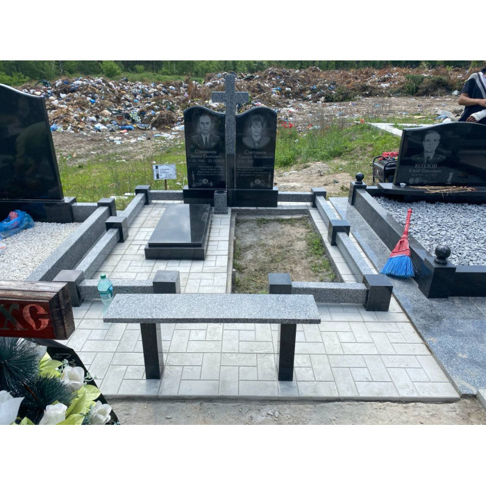 Подвійний комплекс в оздобленні із бруківкою