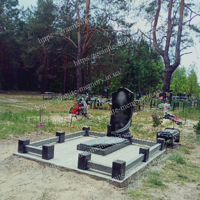 Класичний комплекс із гранітною огорожею